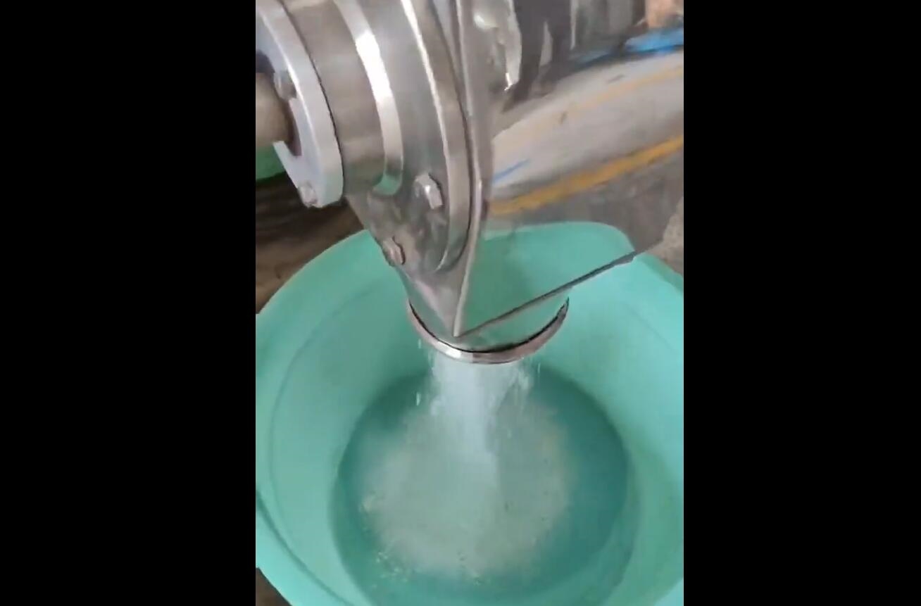 靖江市辉恒：脉冲除尘粉碎机运行效果展示