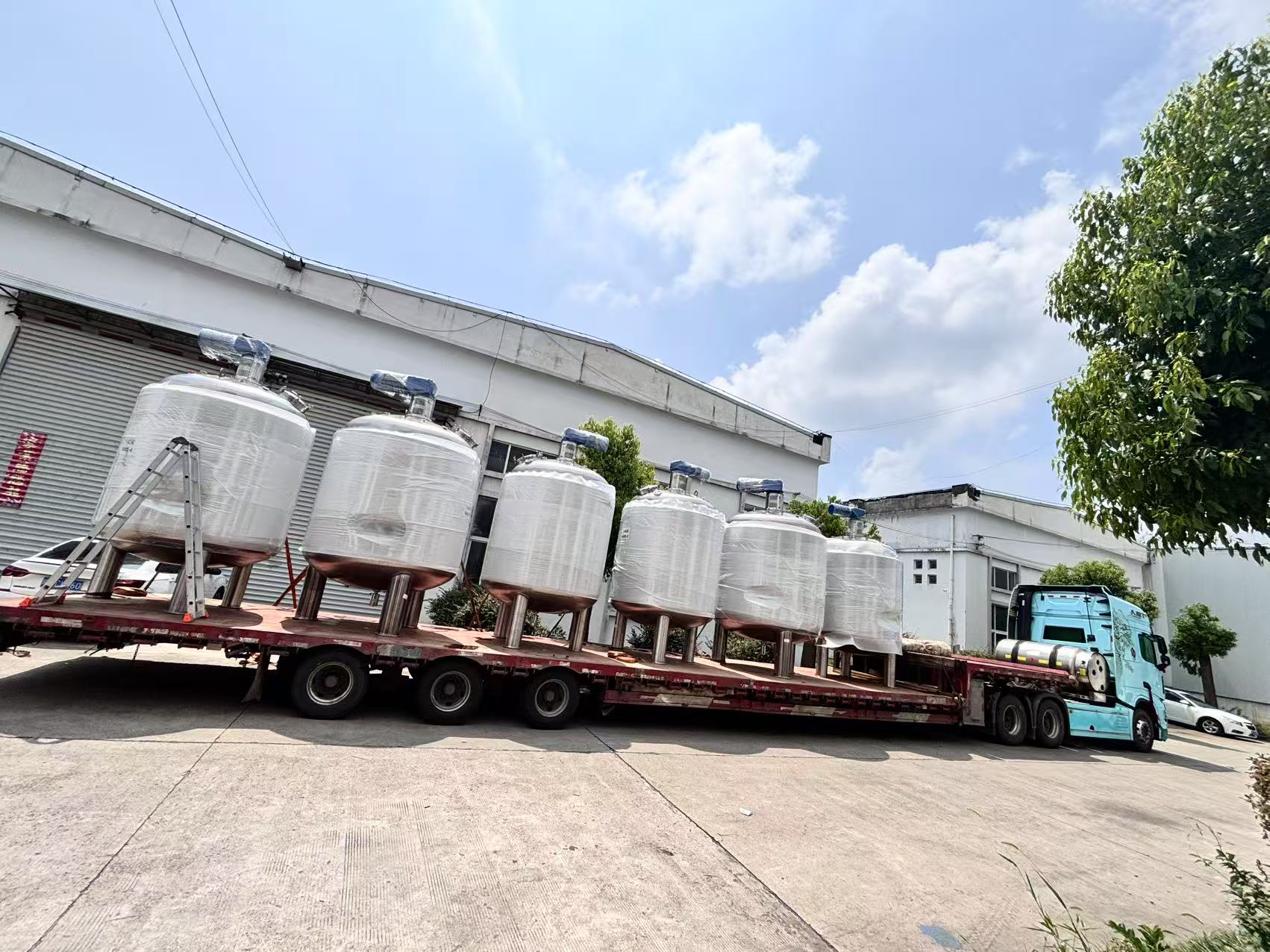 配液罐正在裝車中，發往北京客戶！！！